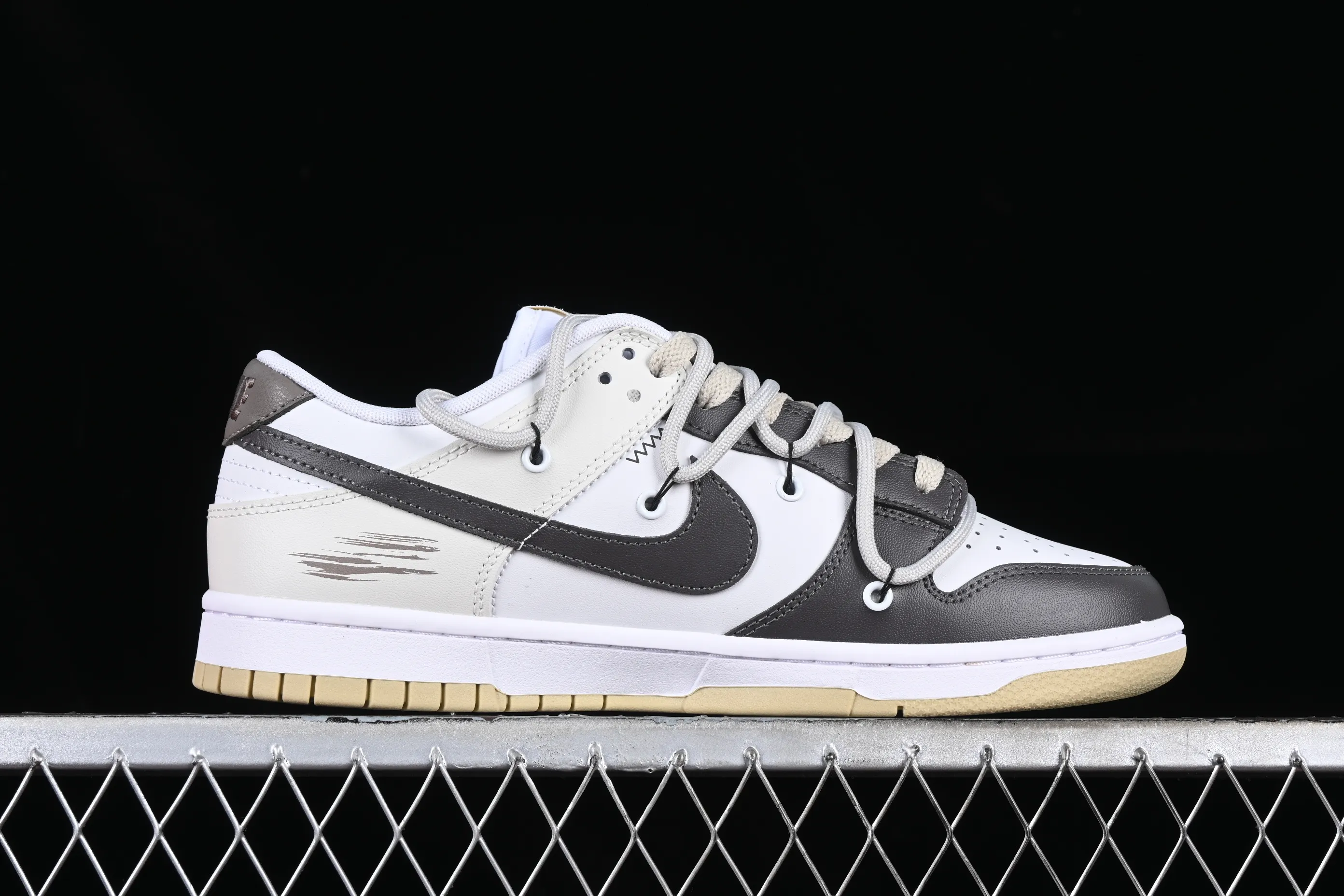 All Categories Nk SB Dunk Series Nk SB Dunk Low Low-top sneakers Nk Dunk Low "Team Gold" Official custom-cracked SB strap low-top casual sneakers DV0833-100